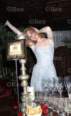 Nicola_and_Sarah_inside_Gilgamesh_060809_44.jpg