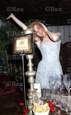 Nicola_and_Sarah_inside_Gilgamesh_060809_86.jpg