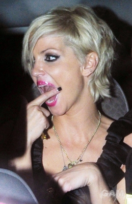 Sarah_Harding_leaving_Gilgamesh_restaurant_60809_4.jpg