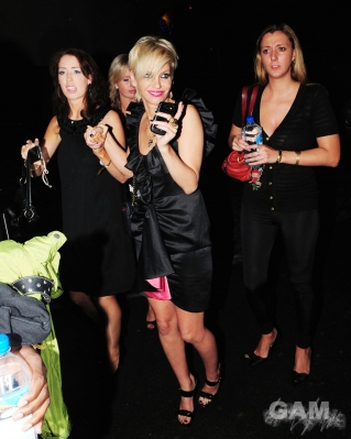 Sarah_Harding_leaving_Gilgamesh_restaurant_60809_6.jpg