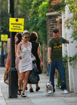 Sarah_Harding_and_Tom_Crane_walking_in_Soho_080809_10.jpg