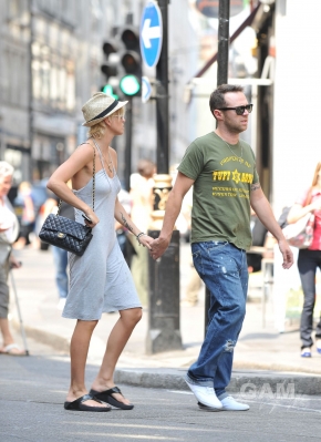 Sarah_Harding_and_Tom_Crane_walking_in_Soho_080809_2.jpg