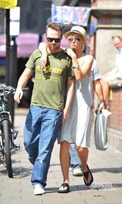 Sarah_Harding_and_Tom_Crane_walking_in_Soho_080809_3.jpg