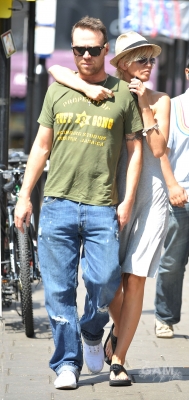 Sarah_Harding_and_Tom_Crane_walking_in_Soho_080809_4.jpg