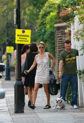 Sarah_Harding_and_Tom_Crane_walking_in_Soho_080809_8.jpg
