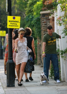 Sarah_Harding_and_Tom_Crane_walking_in_Soho_080809_9.jpg