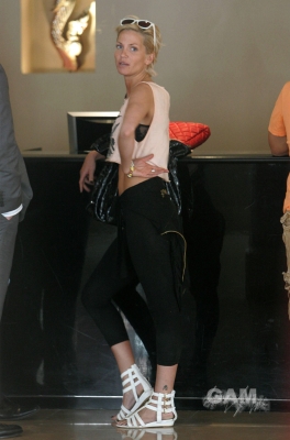 Sarah_Harding_at_the_May_Fair_Hotel_130809_1.jpg