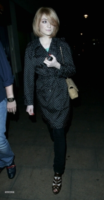 Nicola_Roberts_and_Charlie_outside_Mayfair_hotel_100809_123.jpg