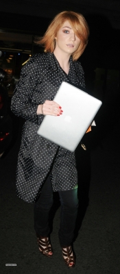 Nicola_Roberts_and_Charlie_outside_Mayfair_hotel_100809_211.jpg