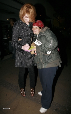 Nicola_Roberts_and_Charlie_outside_Mayfair_hotel_100809_75.jpg