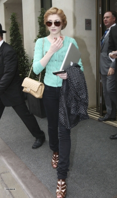 Nicola_Roberts_leaving_Mayfair_hotel_100809_10.jpg