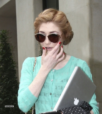 Nicola_Roberts_leaving_Mayfair_hotel_100809_12.jpg