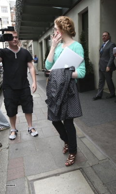 Nicola_Roberts_leaving_Mayfair_hotel_100809_13.jpg