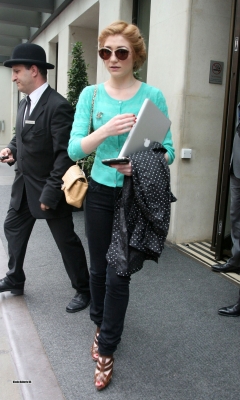 Nicola_Roberts_leaving_Mayfair_hotel_100809_38.jpg