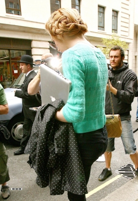 Nicola_Roberts_leaving_Mayfair_hotel_100809_4.jpg