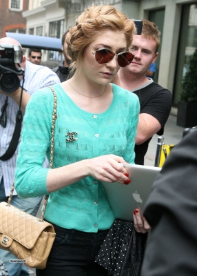 Nicola_Roberts_leaving_Mayfair_hotel_100809_43.jpg