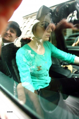 Nicola_Roberts_leaving_Mayfair_hotel_100809_7.jpg