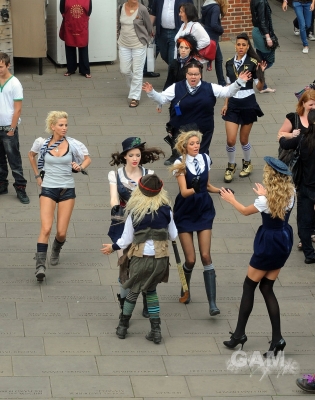 Sarah_Harding_on_set_of_St_Trinians_movie_100809_103.jpg