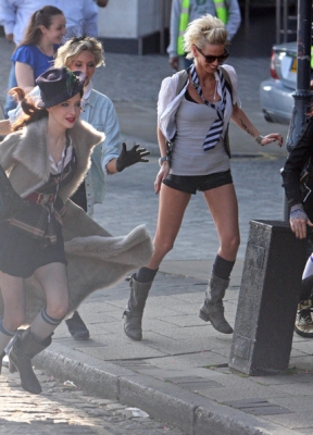 Sarah_Harding_on_set_of_St_Trinians_movie_100809_126.jpg