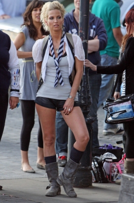Sarah_Harding_on_set_of_St_Trinians_movie_100809_127.jpg