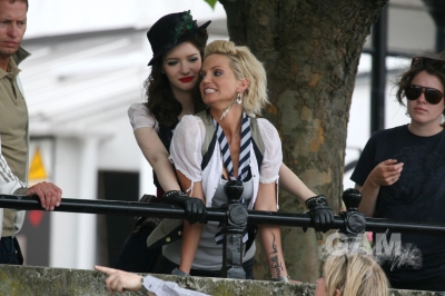 Sarah_Harding_on_set_of_St_Trinians_movie_100809_13.jpg