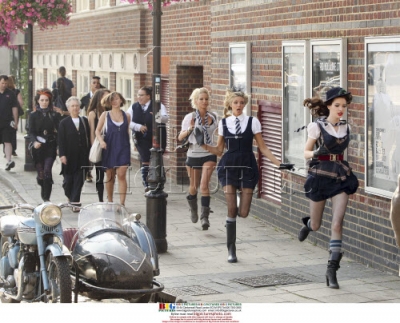 Sarah_Harding_on_set_of_St_Trinians_movie_100809_131.jpg