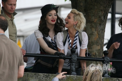 Sarah_Harding_on_set_of_St_Trinians_movie_100809_14.jpg