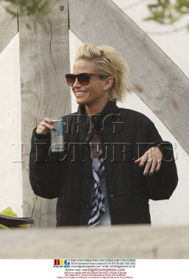 Sarah_Harding_on_set_of_St_Trinians_movie_100809_147.jpg