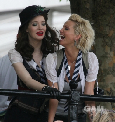 Sarah_Harding_on_set_of_St_Trinians_movie_100809_15.jpg
