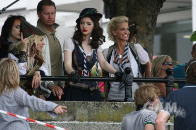Sarah_Harding_on_set_of_St_Trinians_movie_100809_16.jpg