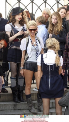 Sarah_Harding_on_set_of_St_Trinians_movie_100809_167.jpg