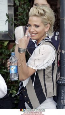Sarah_Harding_on_set_of_St_Trinians_movie_100809_168.jpg