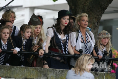 Sarah_Harding_on_set_of_St_Trinians_movie_100809_17.jpg