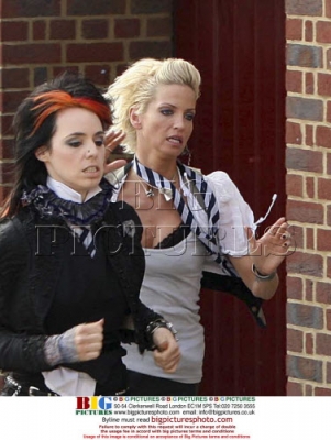 Sarah_Harding_on_set_of_St_Trinians_movie_100809_176.jpg