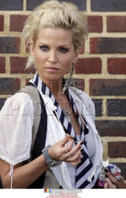 Sarah_Harding_on_set_of_St_Trinians_movie_100809_187.jpg