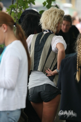 Sarah_Harding_on_set_of_St_Trinians_movie_100809_20.jpg