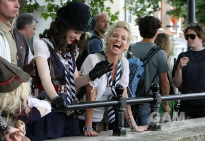 Sarah_Harding_on_set_of_St_Trinians_movie_100809_34.jpg