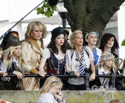 Sarah_Harding_on_set_of_St_Trinians_movie_100809_48.jpg