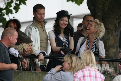 Sarah_Harding_on_set_of_St_Trinians_movie_100809_5.jpg