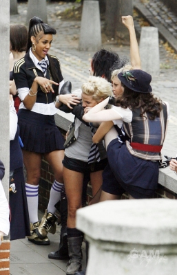 Sarah_Harding_on_set_of_St_Trinians_movie_100809_51.jpg