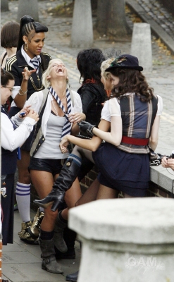 Sarah_Harding_on_set_of_St_Trinians_movie_100809_52.jpg