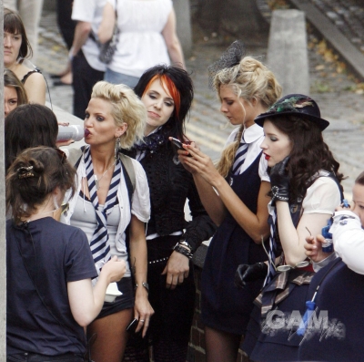 Sarah_Harding_on_set_of_St_Trinians_movie_100809_55.jpg