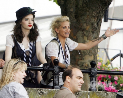 Sarah_Harding_on_set_of_St_Trinians_movie_100809_64.jpg