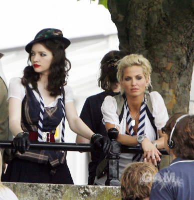 Sarah_Harding_on_set_of_St_Trinians_movie_100809_66.jpg