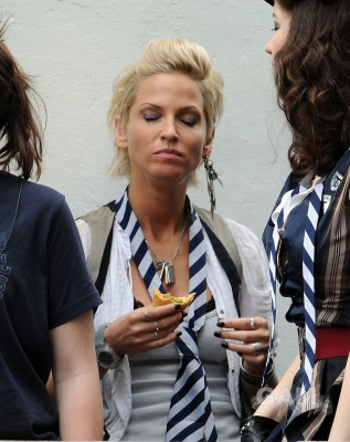 Sarah_Harding_on_set_of_St_Trinians_movie_100809_82.jpg