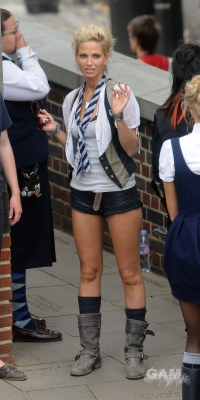Sarah_Harding_on_set_of_St_Trinians_movie_100809_83.jpg