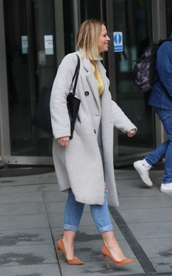 Kimberley_Walsh_Flashes_sensational_physique_in_gold_top_and_denim_exits_Radio_5_studio_in_London_14_03_20_28829.jpg