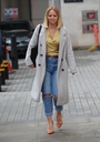 Kimberley_Walsh_Flashes_sensational_physique_in_gold_top_and_denim_exits_Radio_5_studio_in_London_14_03_20_28329.jpg