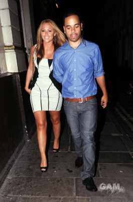Kimberley_Walsh_and_Justin_outside_Jewel_150809_14.jpg