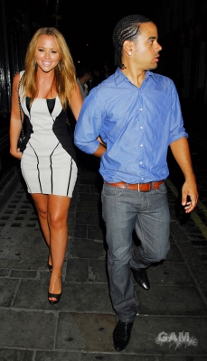 Kimberley_Walsh_and_Justin_outside_Jewel_150809_4.jpg